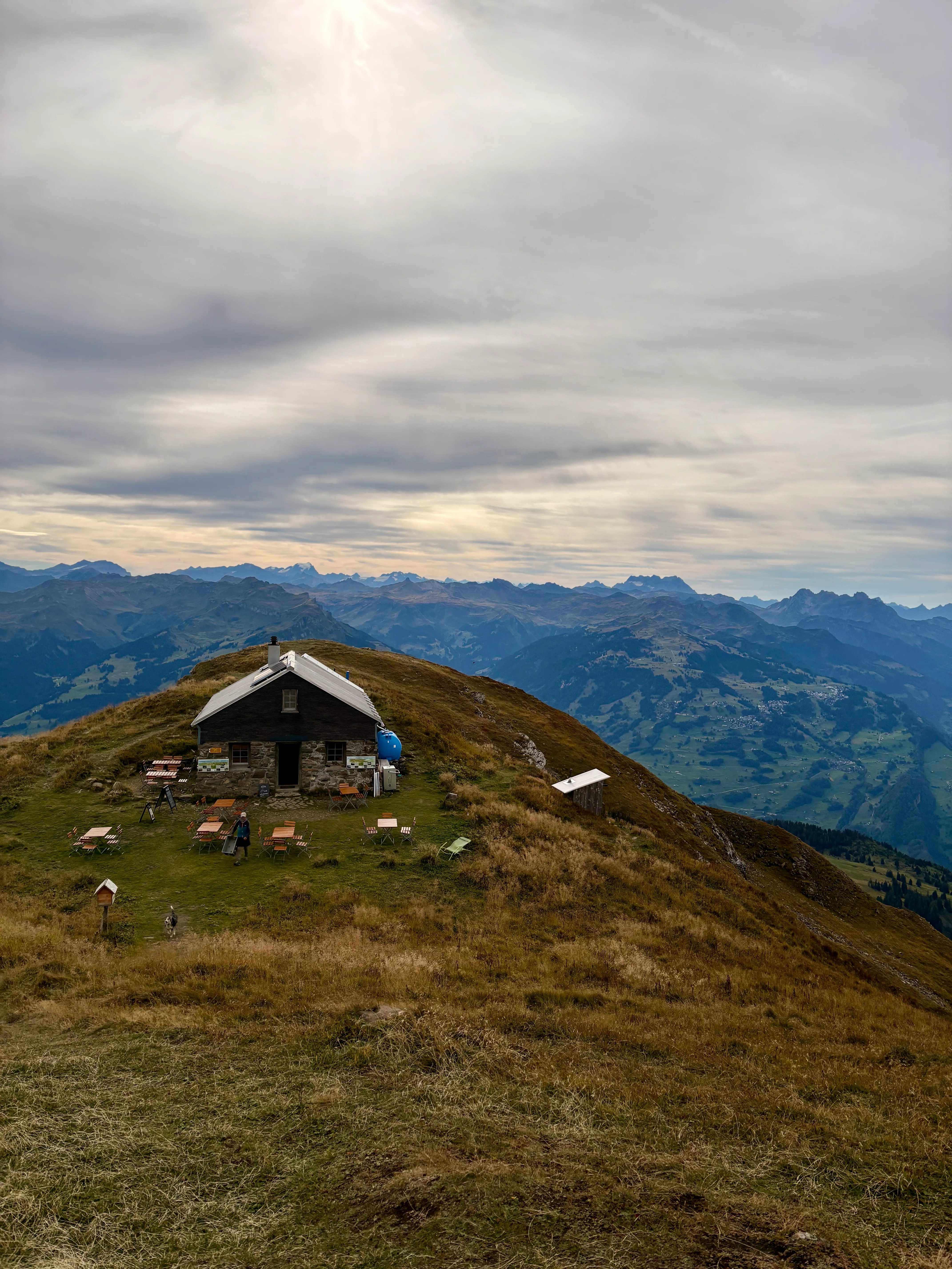 The small summit inn with benches and tables, a wide view out over the mountains.