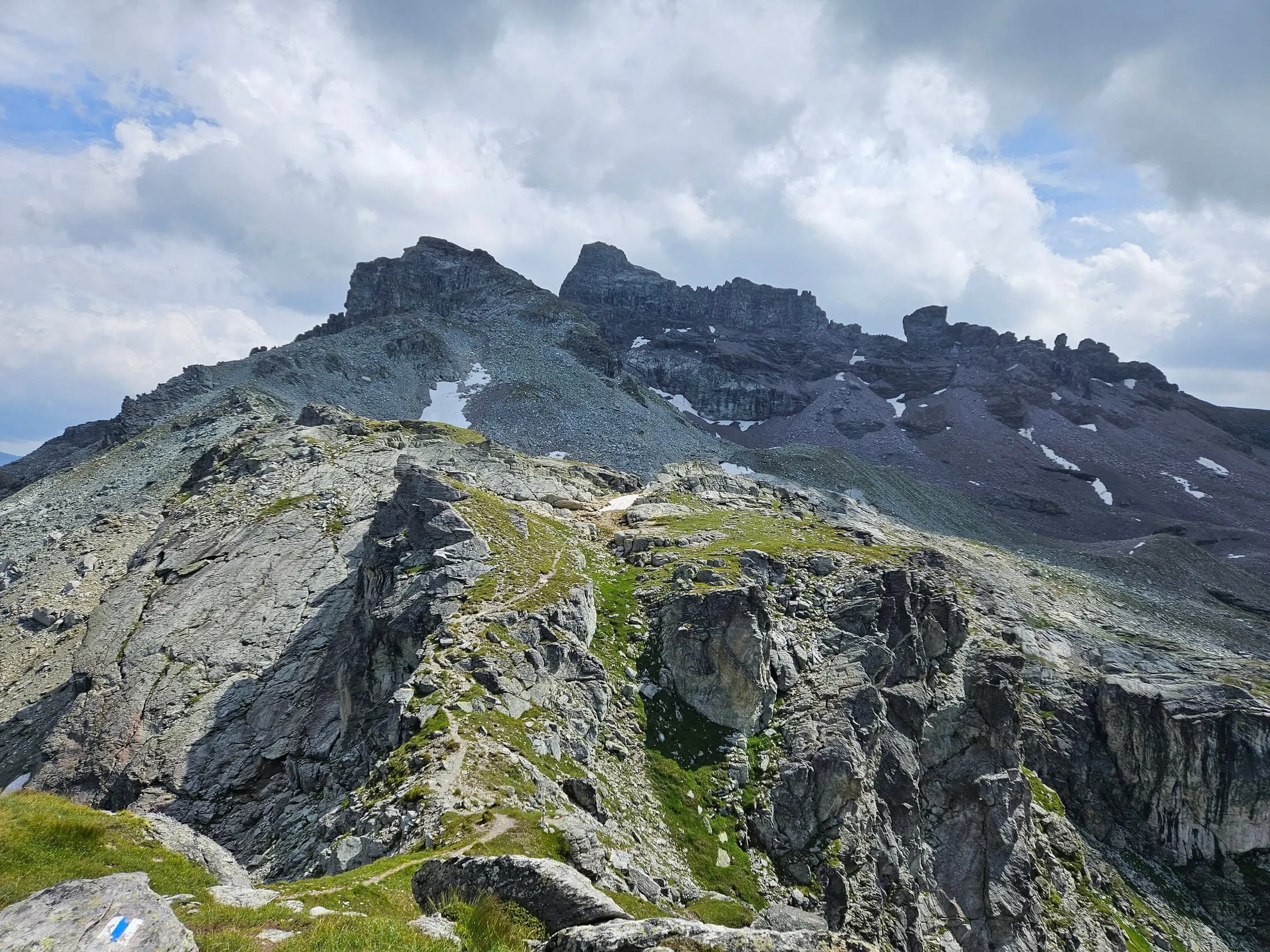 The path towards Chli and Gross Kärpf in the Glarus Alps, across rocky terrain to the summit block.