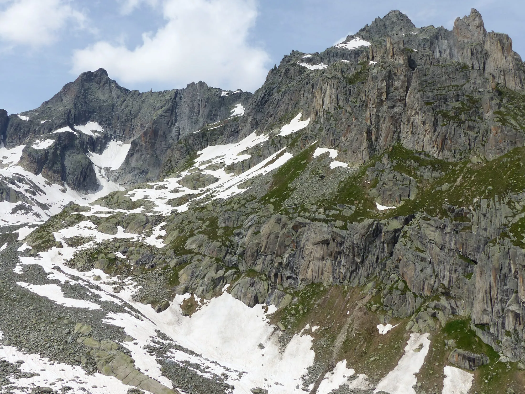 View from the Albert Heim hut to the Gletschhorn and the Graue Wand, grey granite with the last snowfields in July.