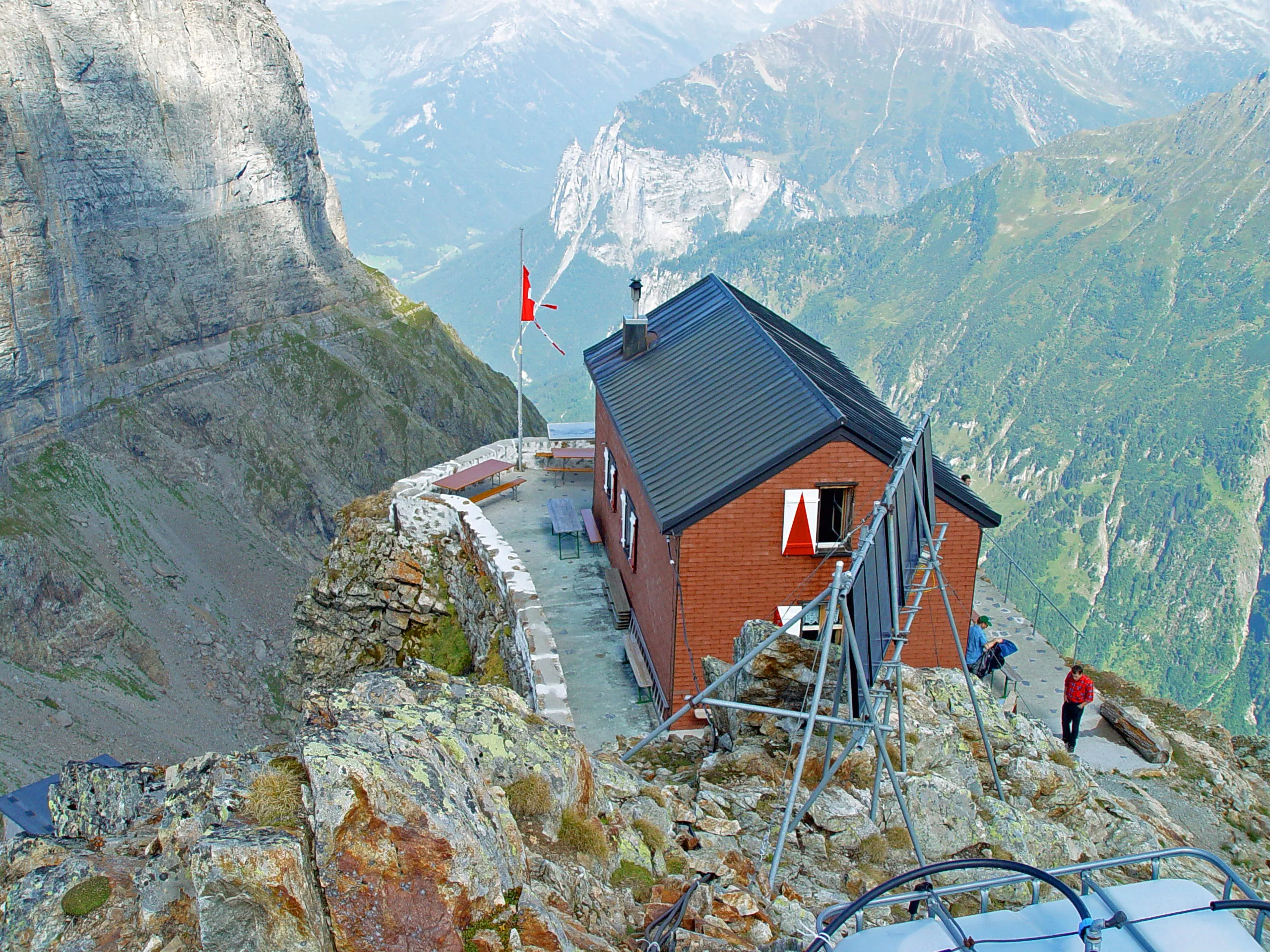 The Dossenhütte on its rocky spur, the ground dropping away steeply into the Reichenbach valley below.