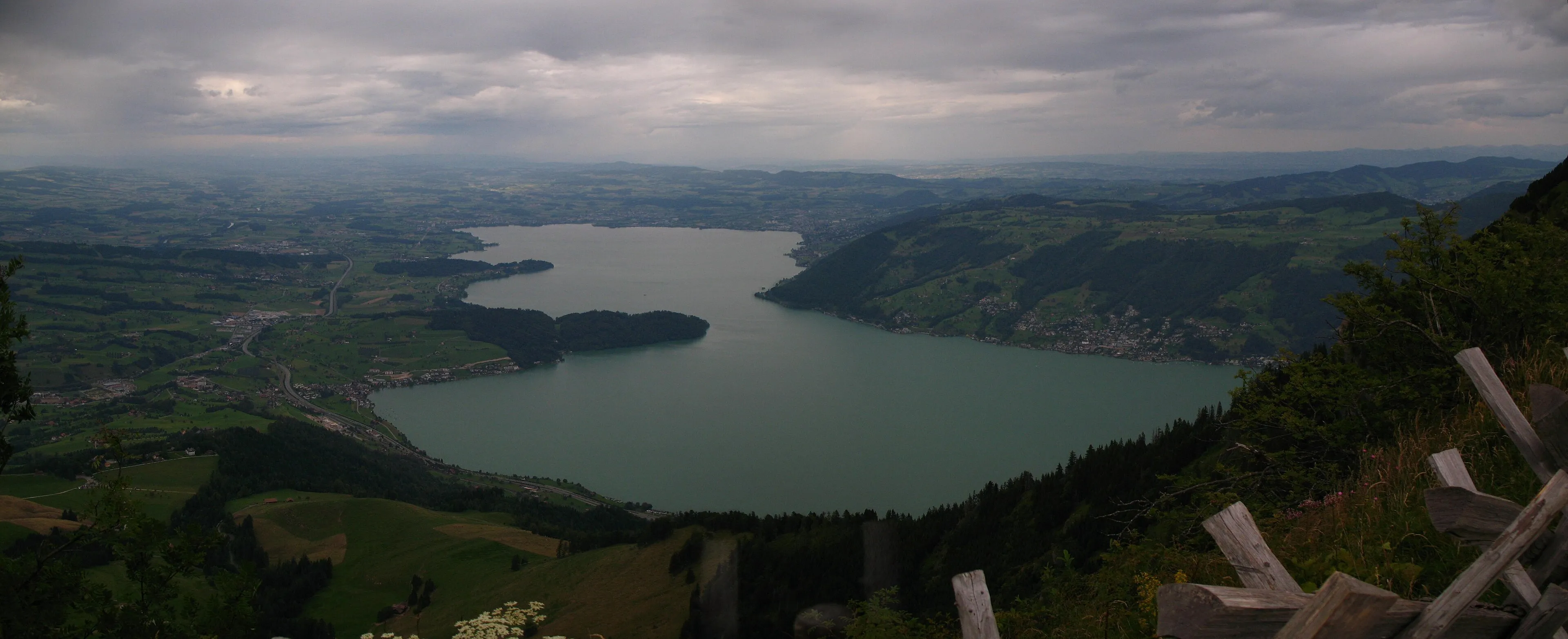 Wide view over Lake Zug from the slopes of the Rigi, along which the Chriesiwäg cherry trail runs.