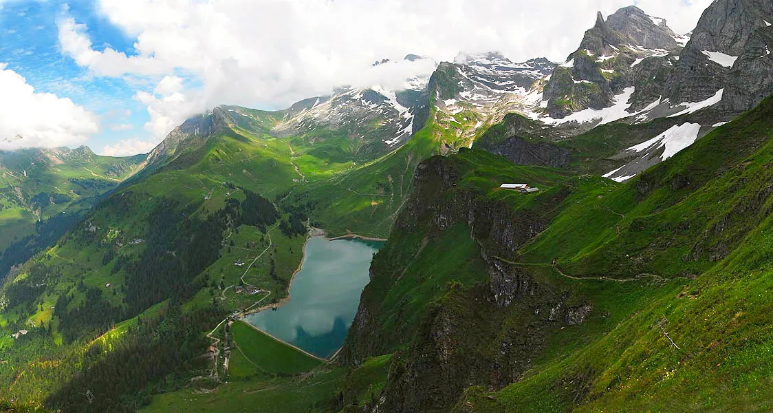 The Bannalpsee in Nidwalden, starting point for the ascent of the Wissigstock.