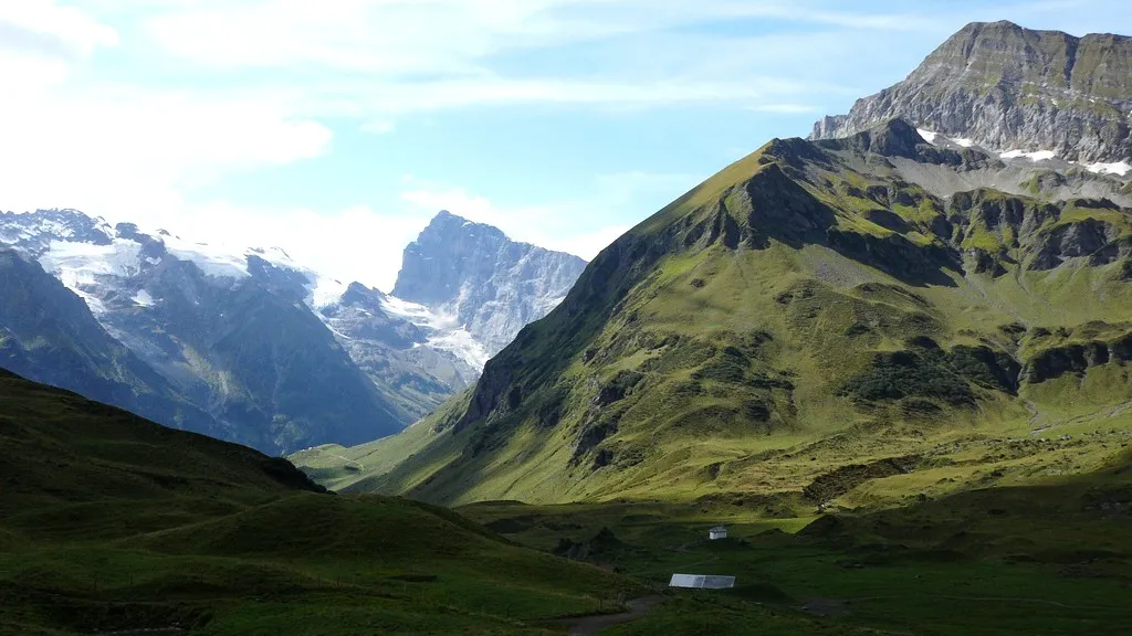 The green Surenen valley with the Surenen pass, the glaciated Uri mountains behind.