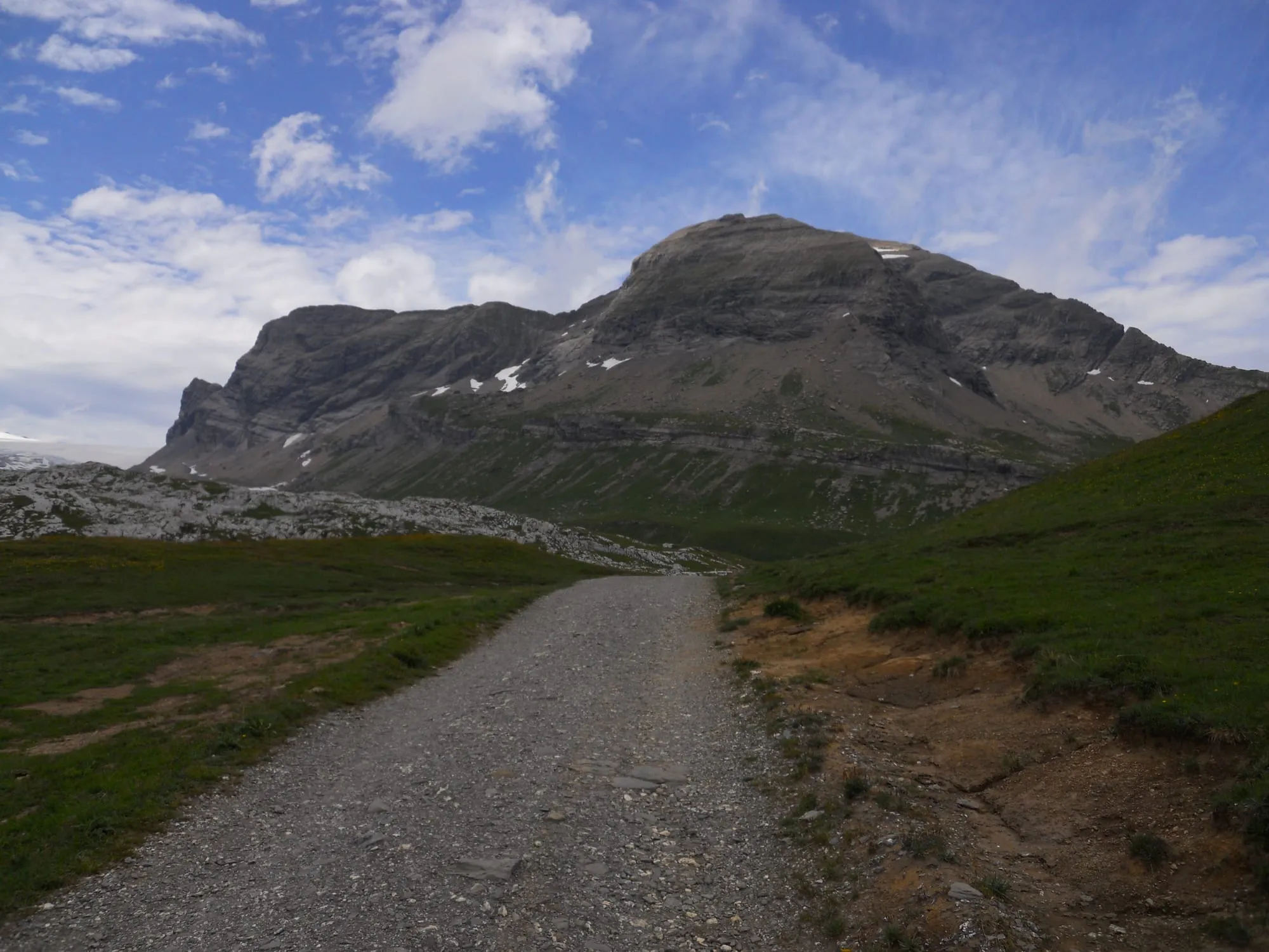 The Sanetsch pass area and the karst plateau of Zanfleuron beneath the Sanetschhorn.