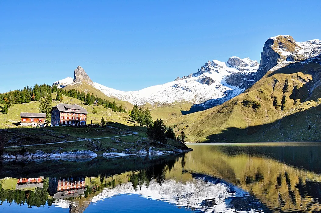 The Bannalpsee with its mountain restaurant, the Chaiserstuel and Ruchstock behind — the end of the Walenpfad.