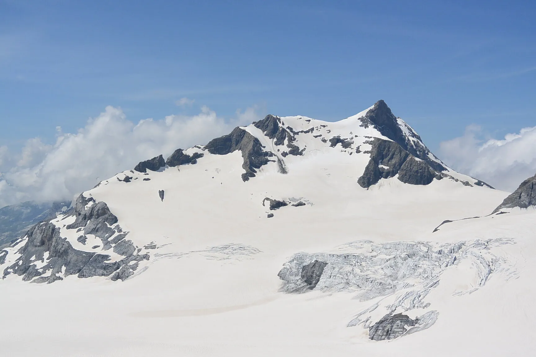 Gross Schärhorn (3294 m) above the broad snowfields of the Claridenfirn, seen from the Planura hut.