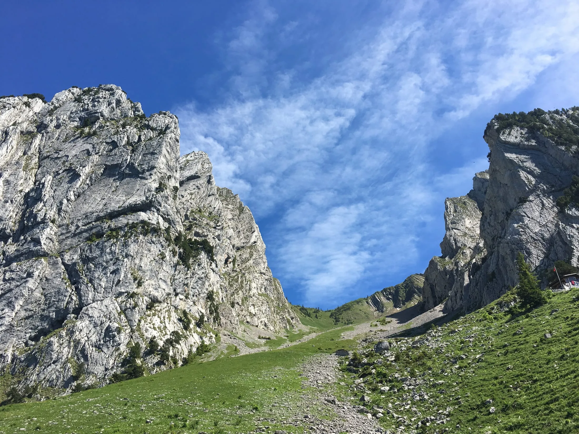 Las paredes y aristas calizas del Bockmattli sobre la Chälen, camino del paso de Bockmattli, en verano.