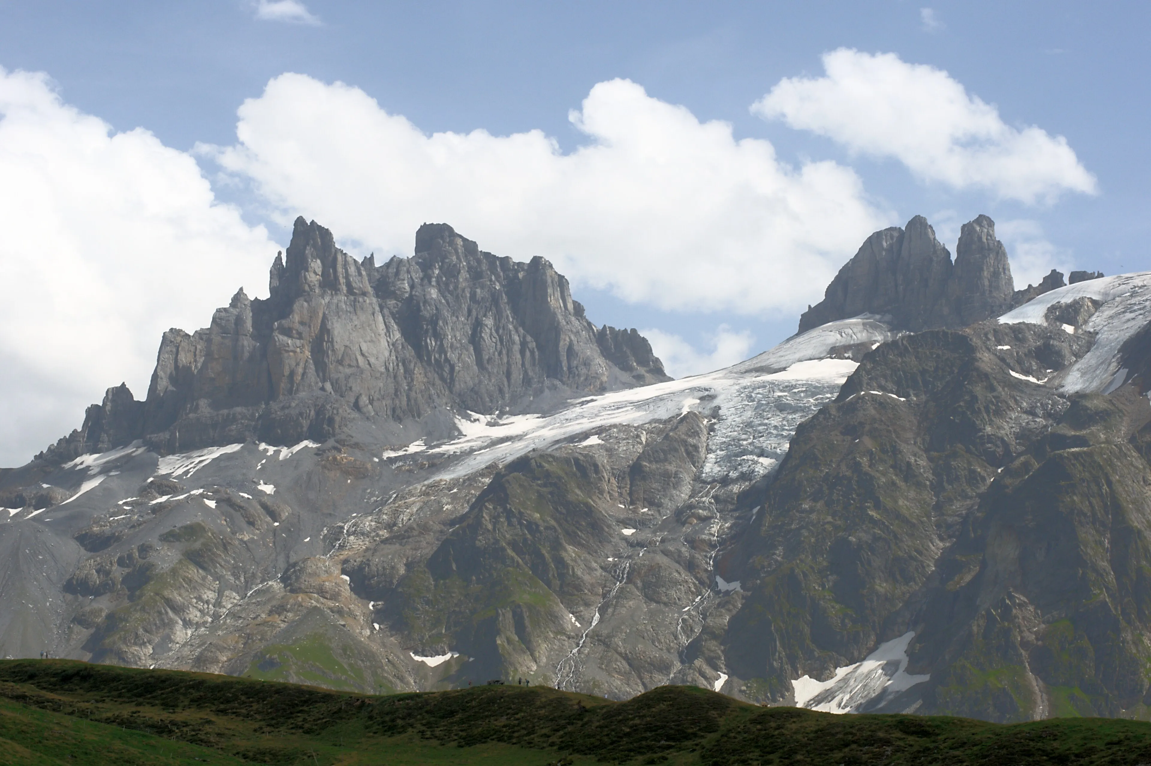Gross y Chli Spannort sobre el nevero del Schlossberg, vistos desde la Fürenalp.
