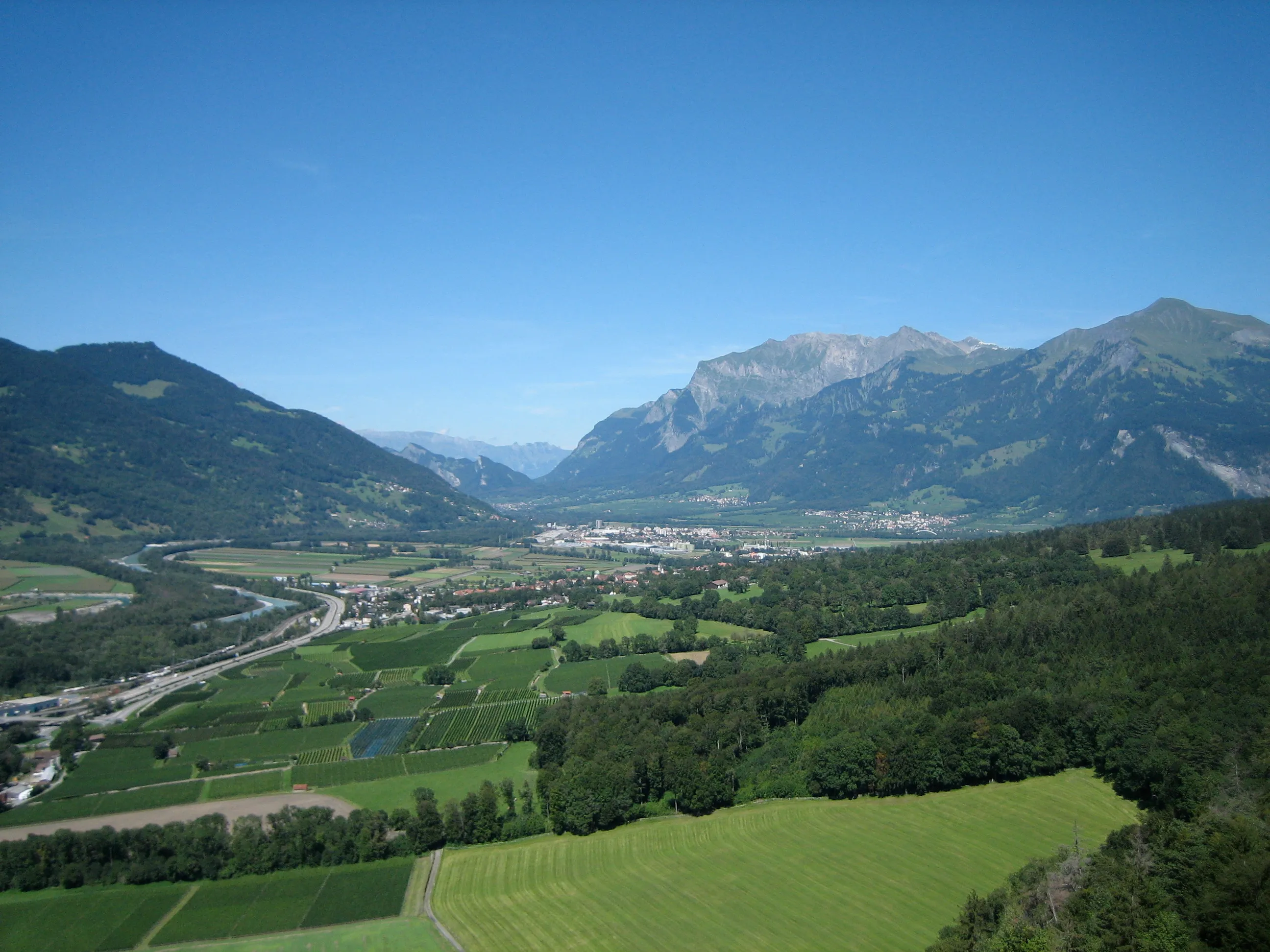 View from the Falknis slopes across the Bündner Herrschaft into the Rhine valley, in summer.