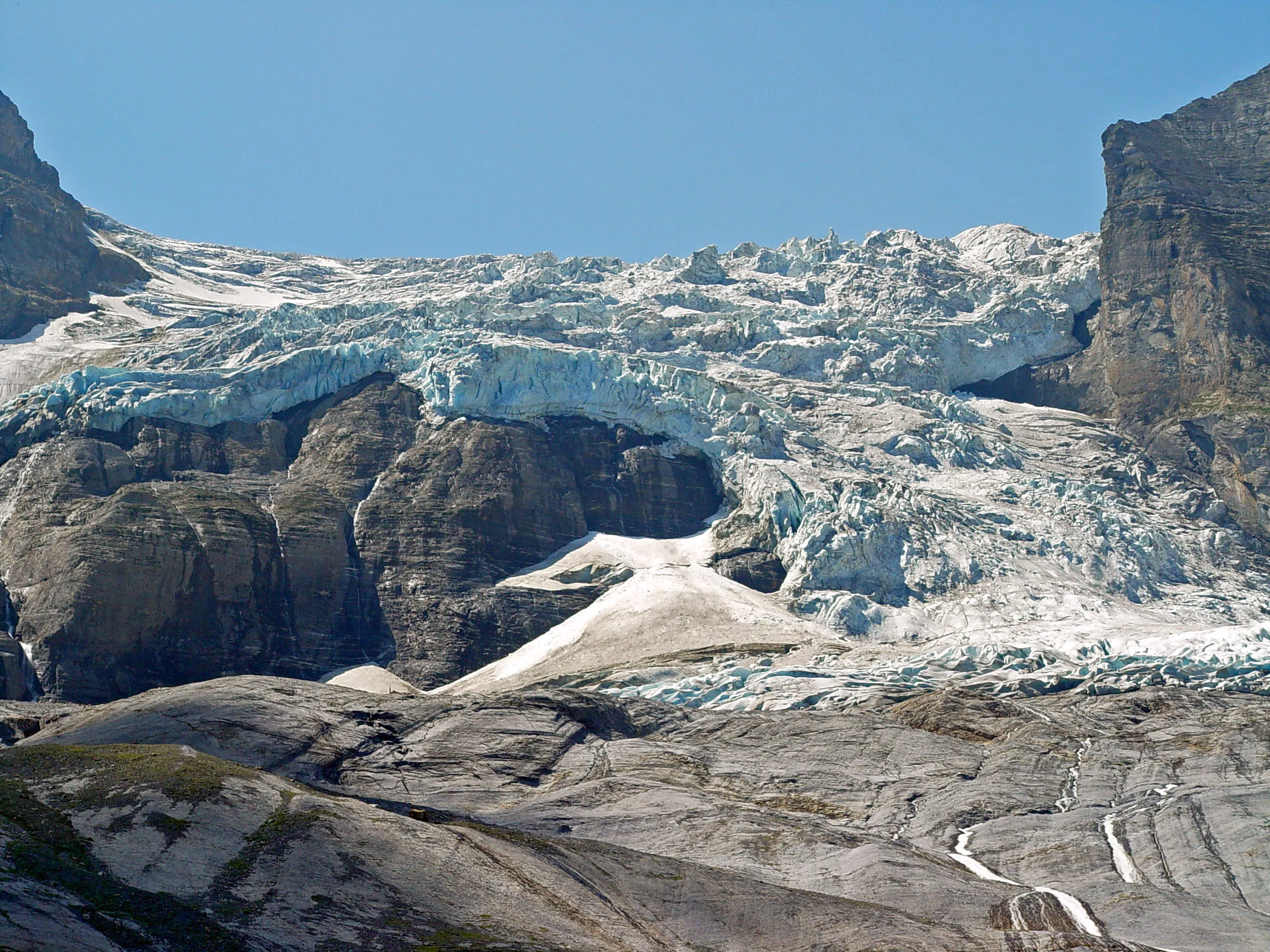 The broken icefall of the Rosenlaui glacier above smooth, glacier-polished slabs.